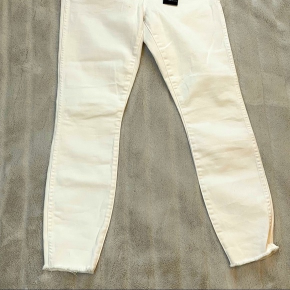 White jeans no rips. - Picture 3 of 4